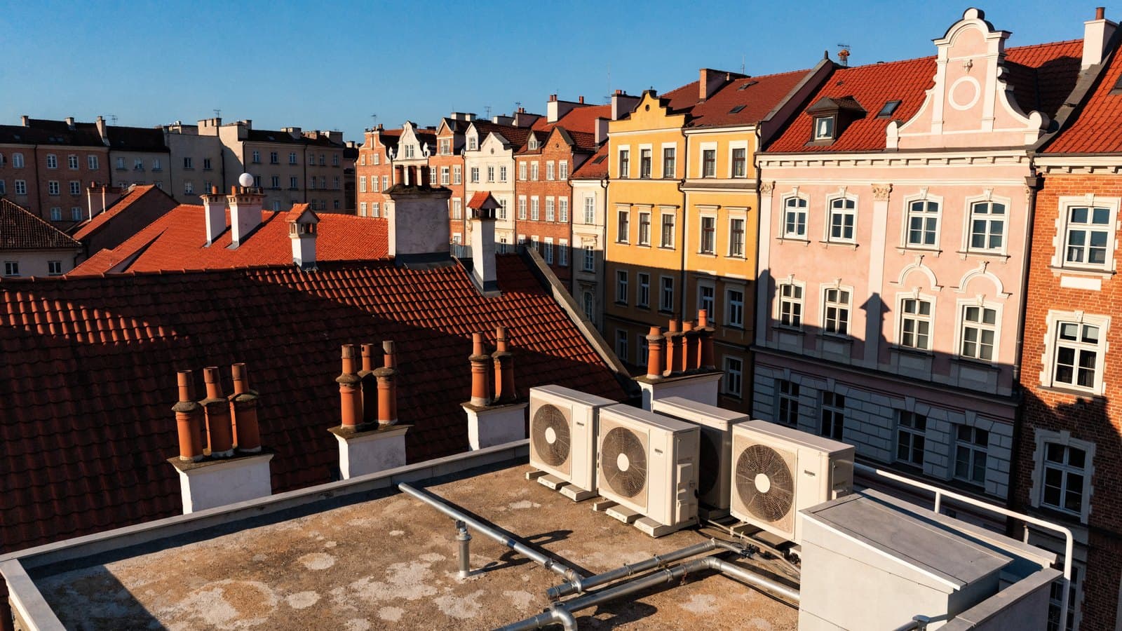 Instalator w Poznaniu i Wielkopolsce 2026 — ile kosztuje, kogo wybrać, na co uważać